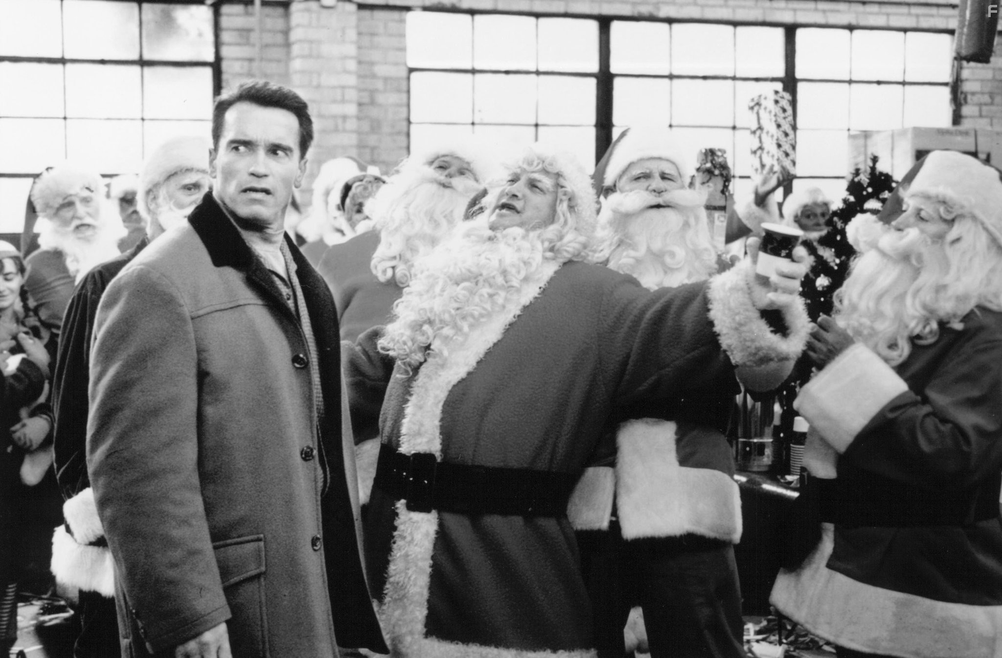 Arnold Schwarzenegger and James Belushi in Подарок на Рождество (1996)