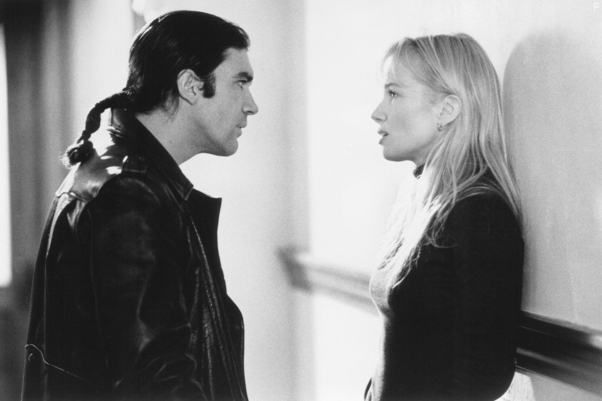 Antonio Banderas and Rebecca De Mornay in Незнакомец (1995)