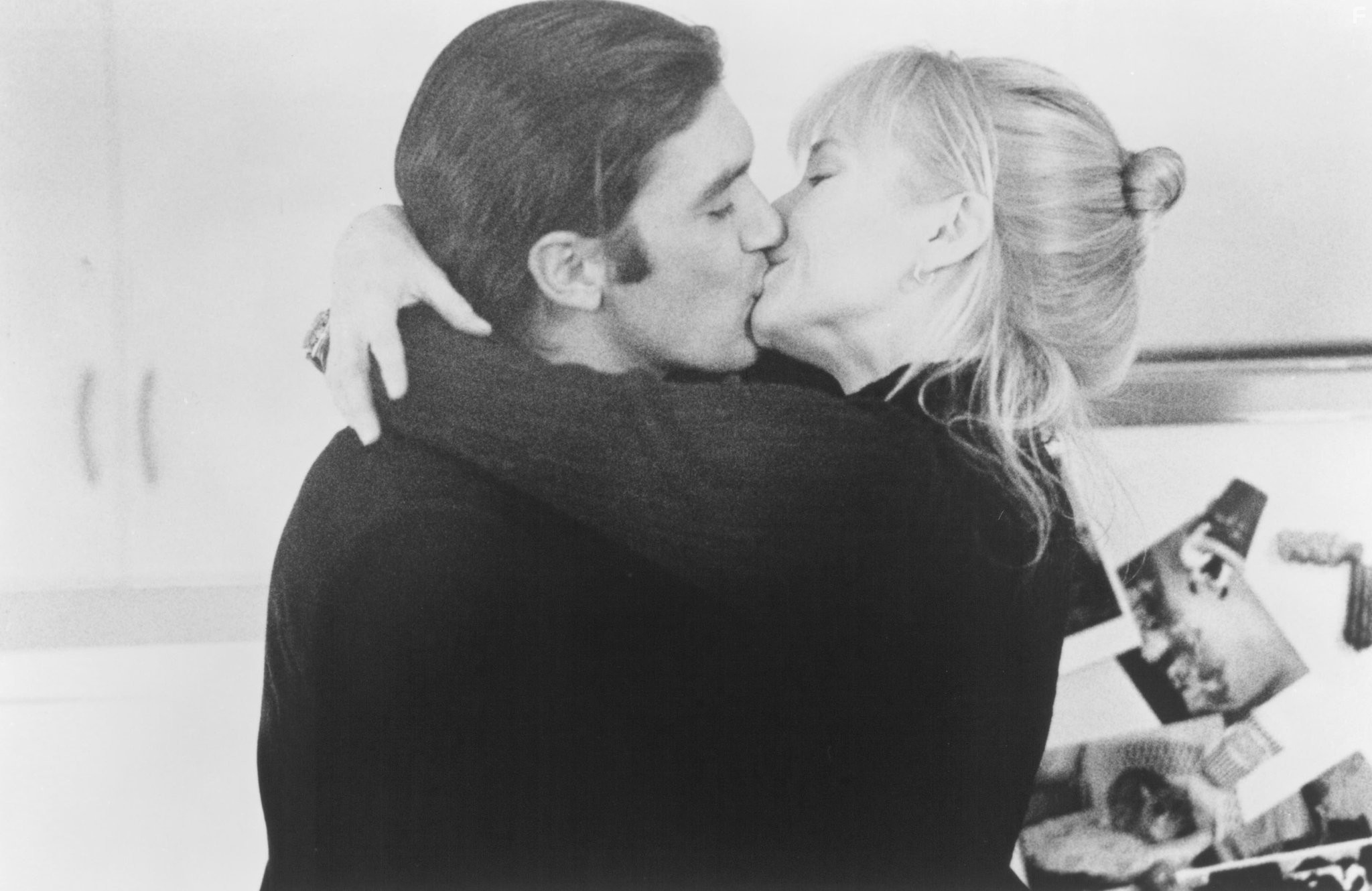 Antonio Banderas and Rebecca De Mornay in Незнакомец (1995)