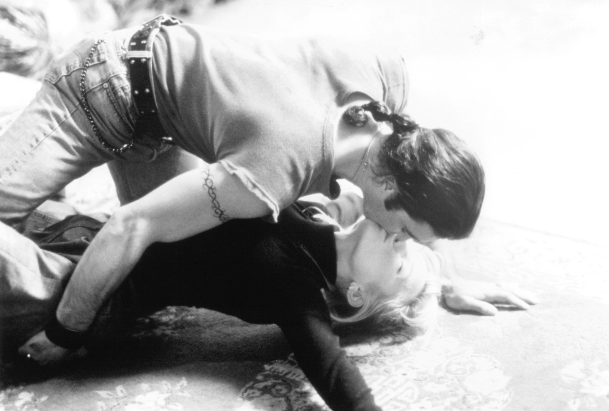 Antonio Banderas and Rebecca De Mornay in Незнакомец (1995)