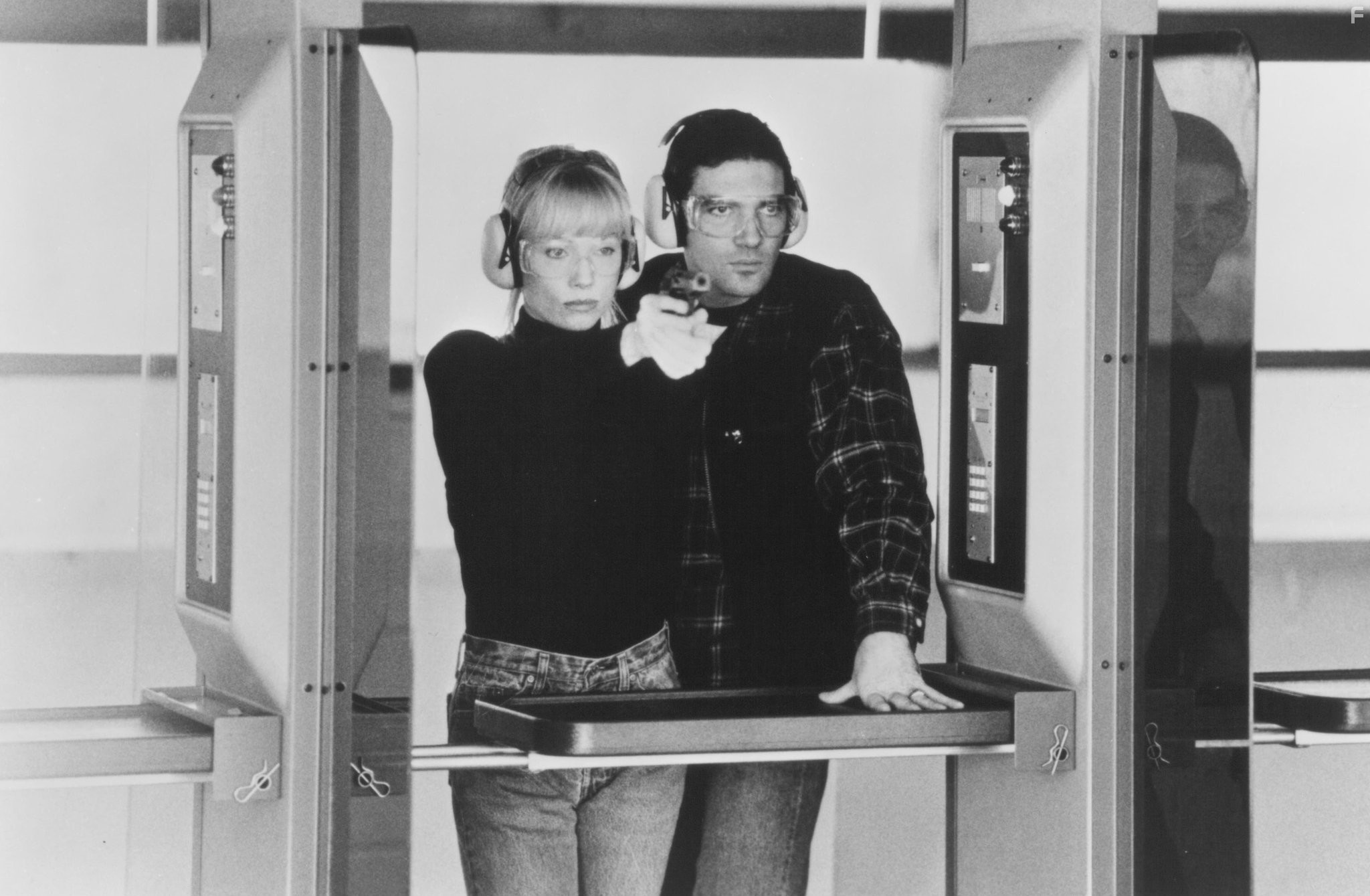 Antonio Banderas and Rebecca De Mornay in Незнакомец (1995)