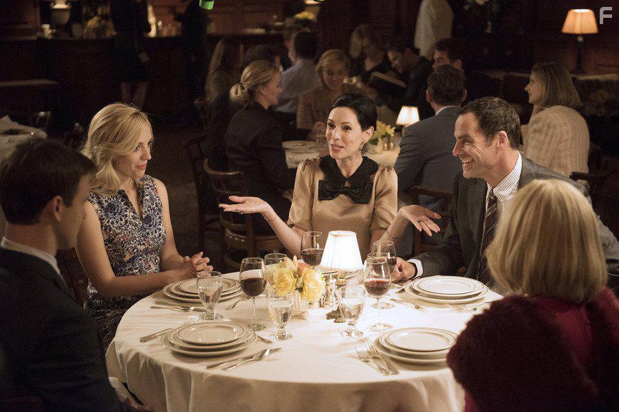 Joanna Cassidy, Jill Kargman, Abby Elliott, Andy Buckley, and Sean Kleier in Odd Mom Out (2015)