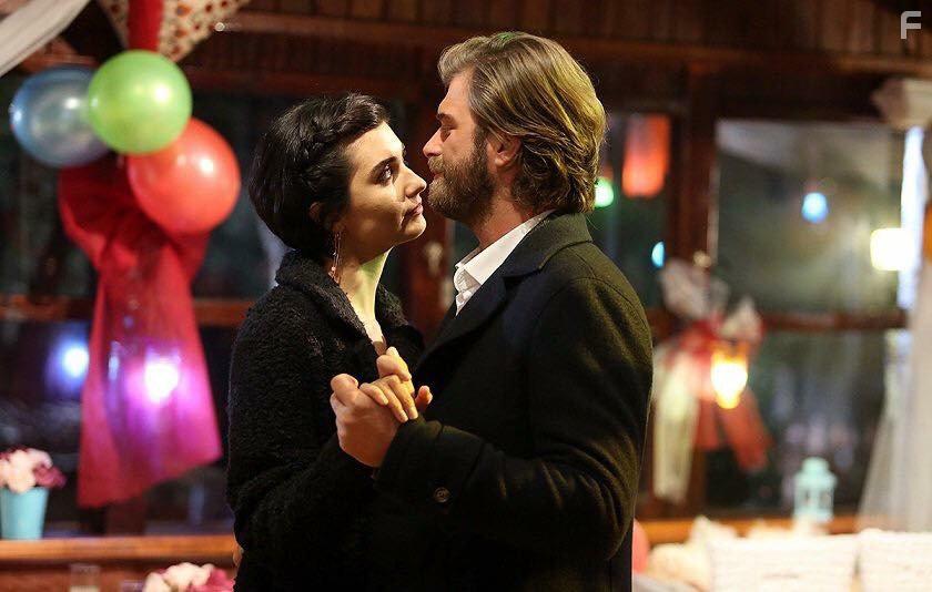 Tuba Bykstn and Kivan Tatlitug in Cesur Ve Gzel (2016)