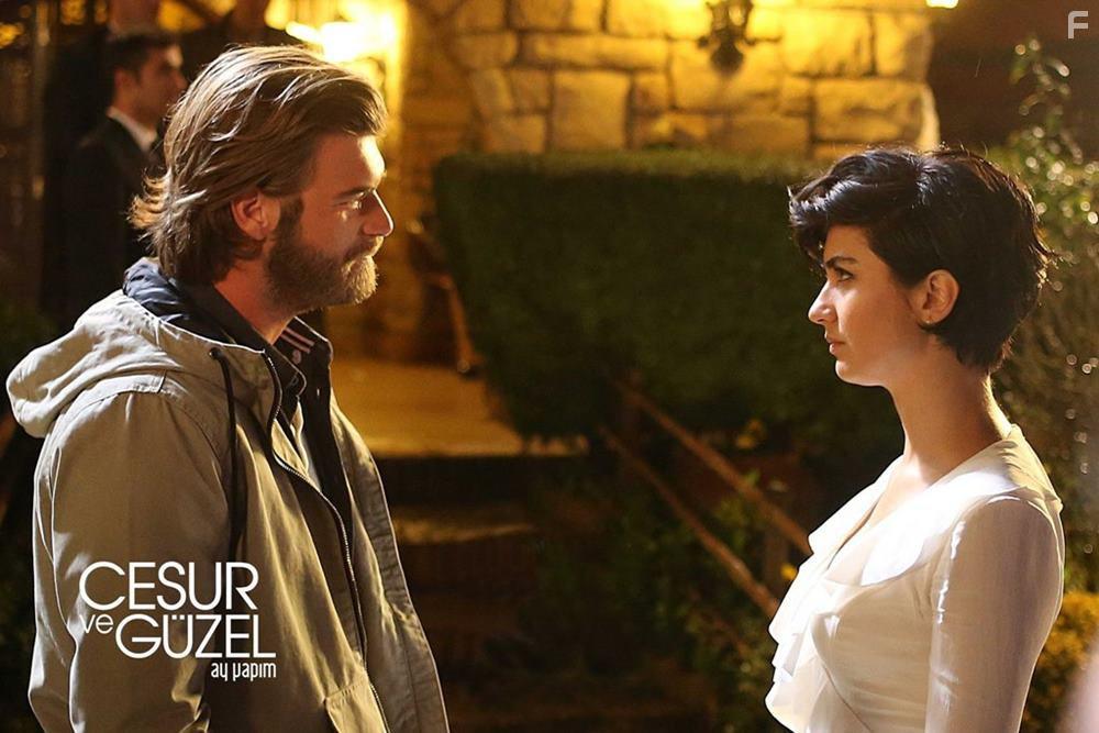 Tuba Bykstn and Kivan Tatlitug in Cesur Ve Gzel (2016)