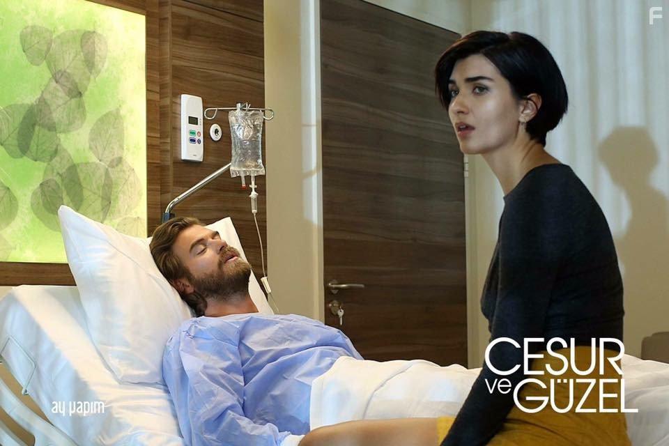 Tuba Bykstn and Kivan Tatlitug in Cesur Ve Gzel (2016)