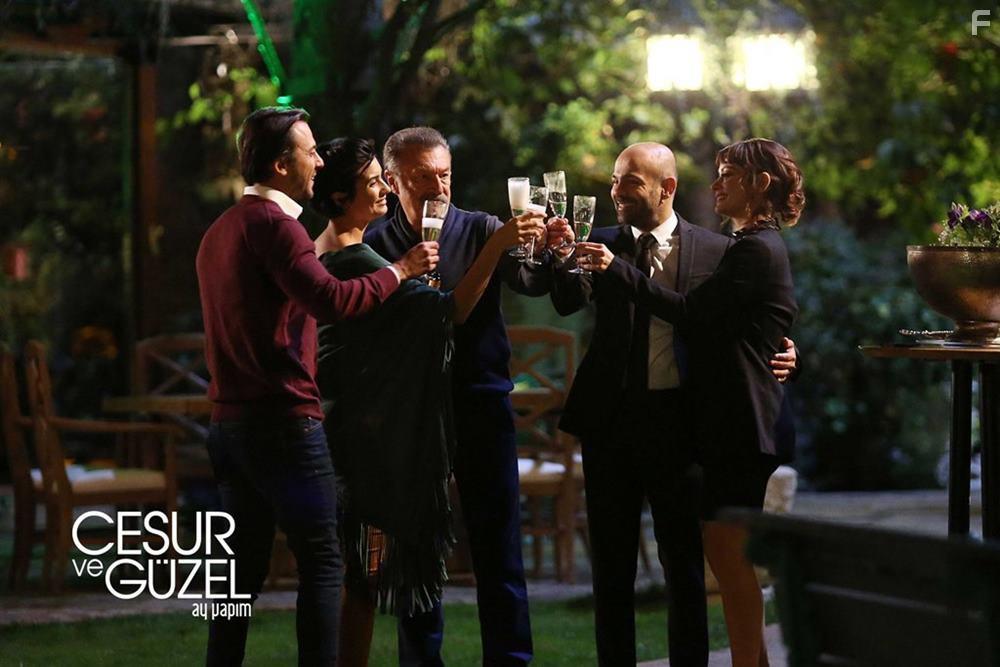 Tuba Bykstn, Sezin Akbasogullari, Serkan Altunorak, Tamer Levent, and Erkan Avci in Cesur Ve Gzel (2016)