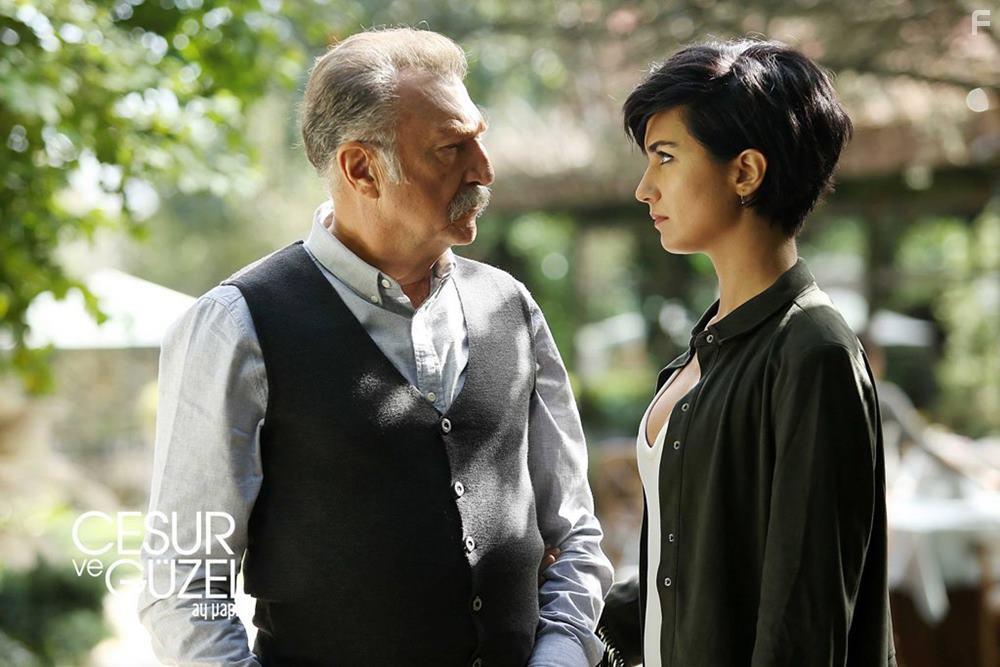 Tuba Bykstn and Tamer Levent in Cesur Ve Gzel (2016)