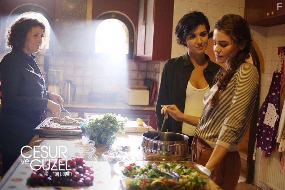 Tuba Bykstn and Irmak rnek in Cesur Ve Gzel (2016)