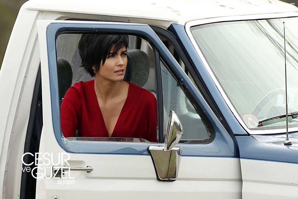 Tuba Bykstn in Cesur Ve Gzel (2016)