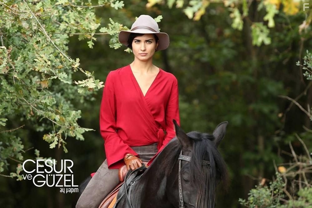 Tuba Bykstn in Cesur Ve Gzel (2016)