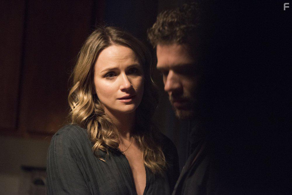 Ryan Phillippe and Shantel VanSanten in Shooter (2016)