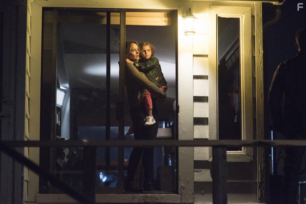 Ryan Phillippe, Shantel VanSanten, and Lexy Kolker in Shooter (2016)