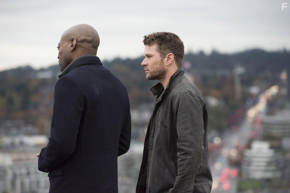 Ryan Phillippe and Omar Epps in Shooter (2016)