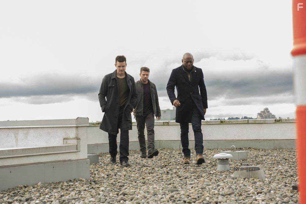 Ryan Phillippe, Omar Epps, and Eddie McClintock in Shooter (2016)