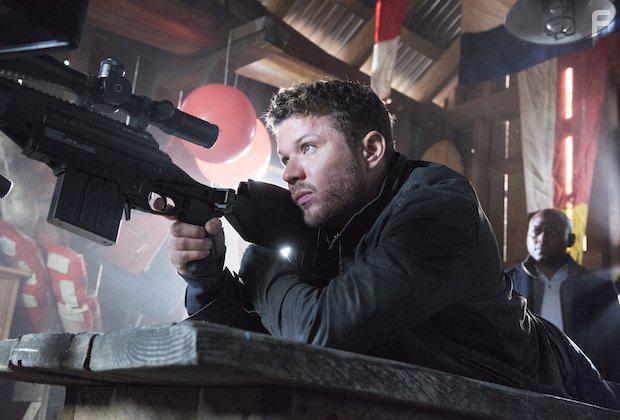 Ryan Phillippe and Omar Epps in Shooter (2016)