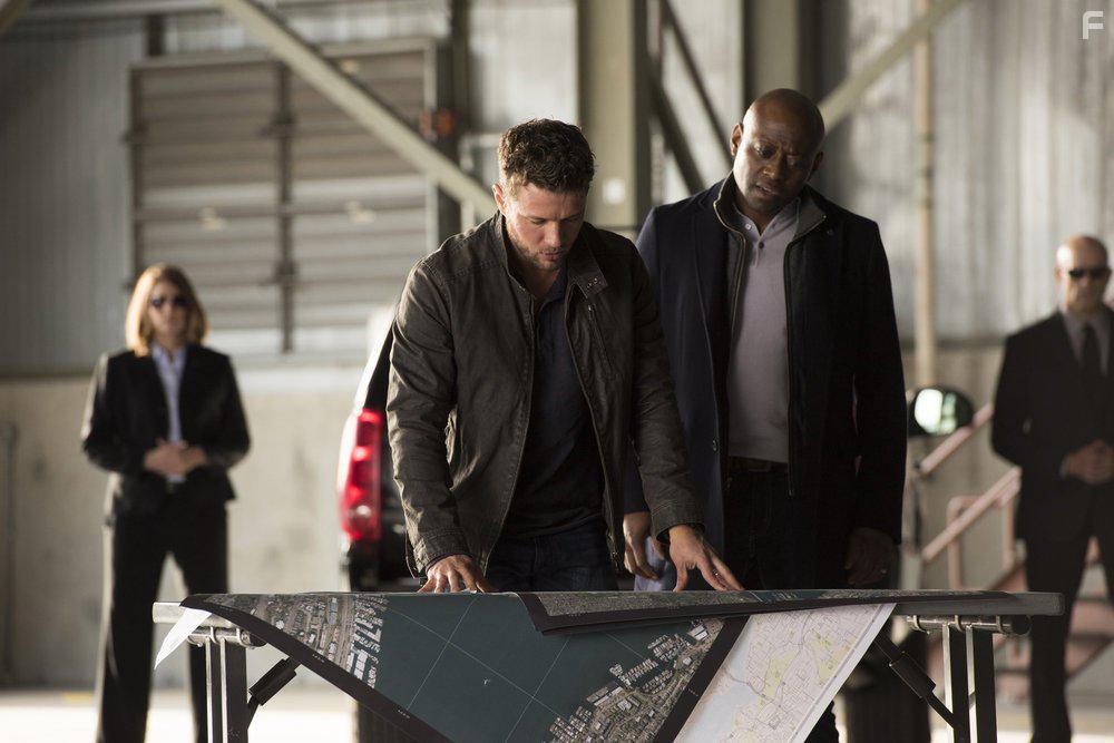 Ryan Phillippe and Omar Epps in Shooter (2016)