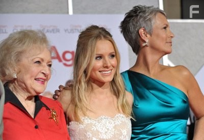 Jamie Lee Curtis, Kristen Bell, and Betty White in Снова ты (2010)