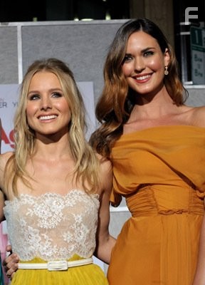 Kristen Bell and Odette Annable in Снова ты (2010)
