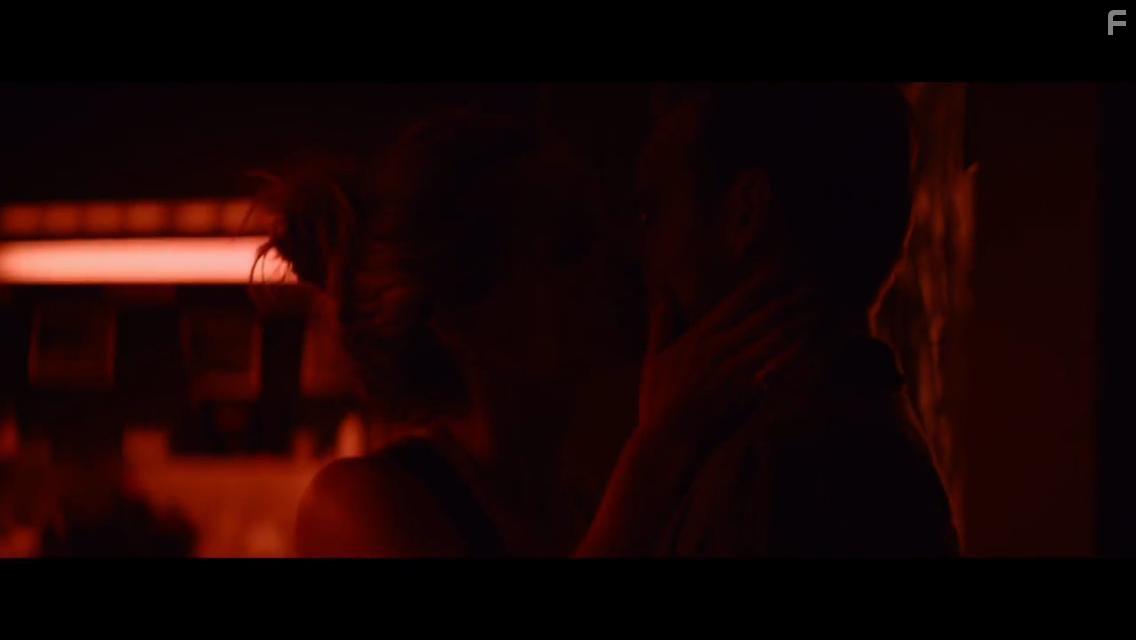 Aaron Paul and Annabelle Wallis in Come and Find Me (2016)