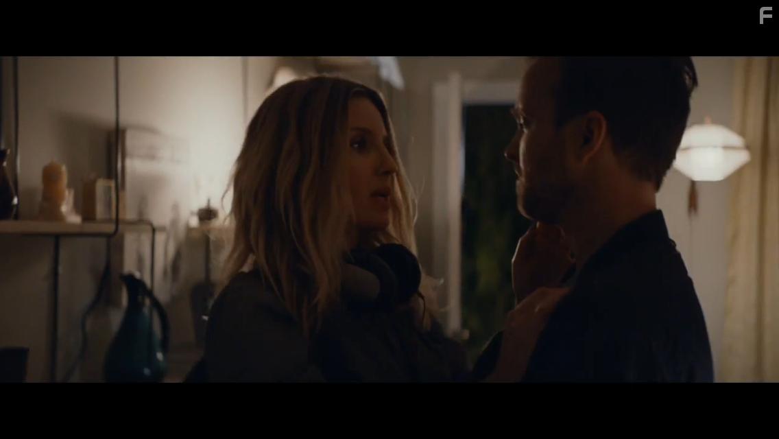 Aaron Paul and Annabelle Wallis in Come and Find Me (2016)