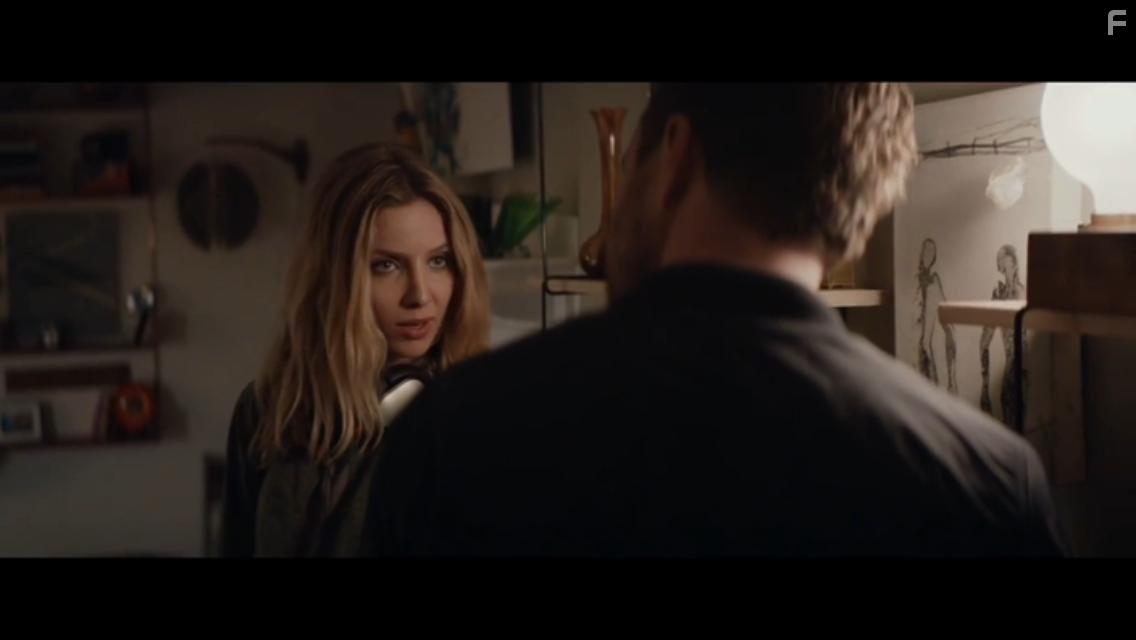 Aaron Paul and Annabelle Wallis in Come and Find Me (2016)