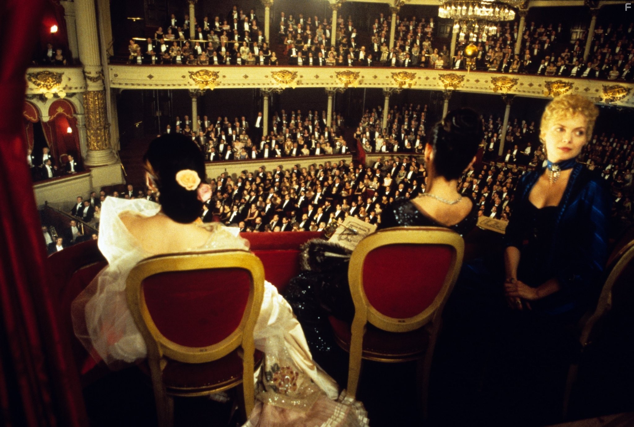 Michelle Pfeiffer, Winona Ryder, and Geraldine Chaplin in Эпоха невинности (1993)