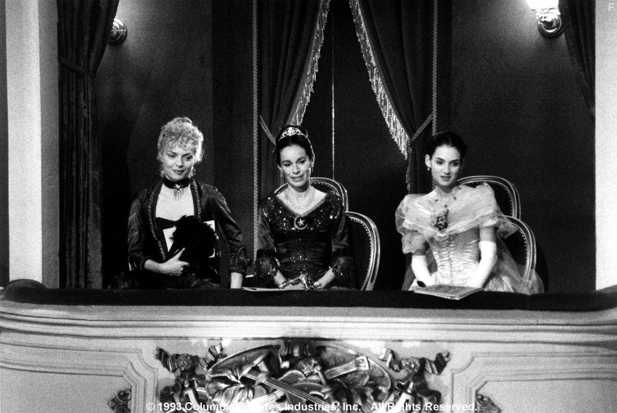 Michelle Pfeiffer, Winona Ryder, and Geraldine Chaplin in Эпоха невинности (1993)