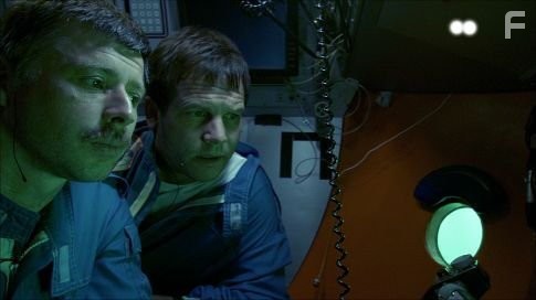 MIR 2 pilot Genya Chernaiev (left) and Bill Paxton (center) look through a porthole in the submersible to the wreckage on the deck of Titanic.