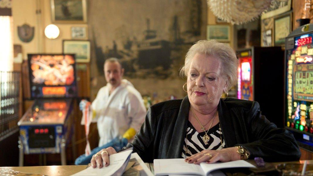 Viviane de Muynck and Bjarne Mdel in Der Tatortreiniger (2012)