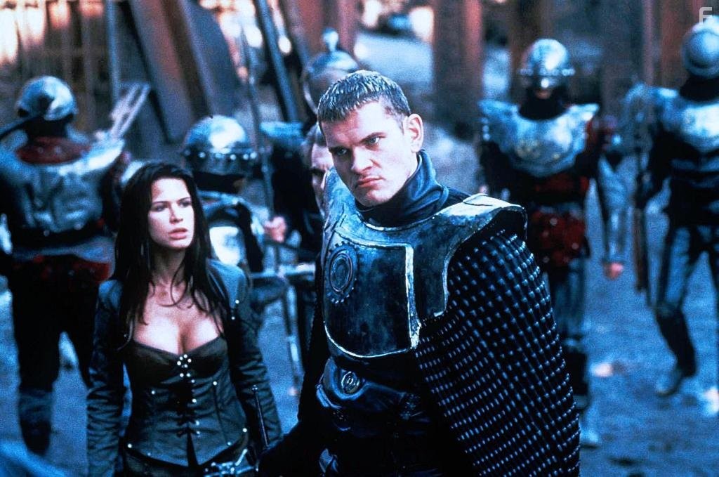 Rhona Mitra and G?tz Otto in Беовульф (1999)