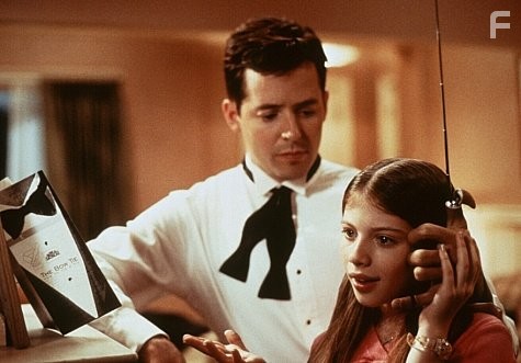 Matthew Broderick and Michelle Trachtenberg in Инспектор Гаджет (1999)