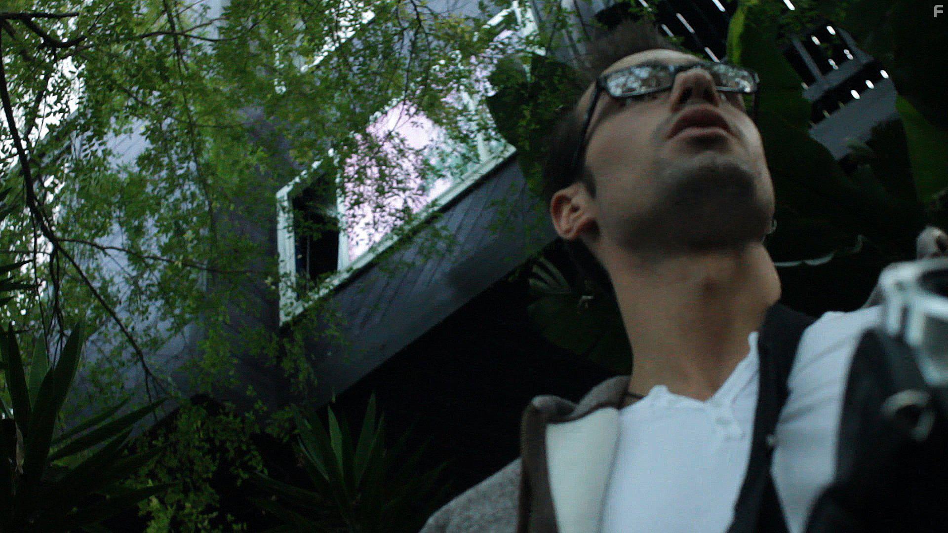 Он наблюдает