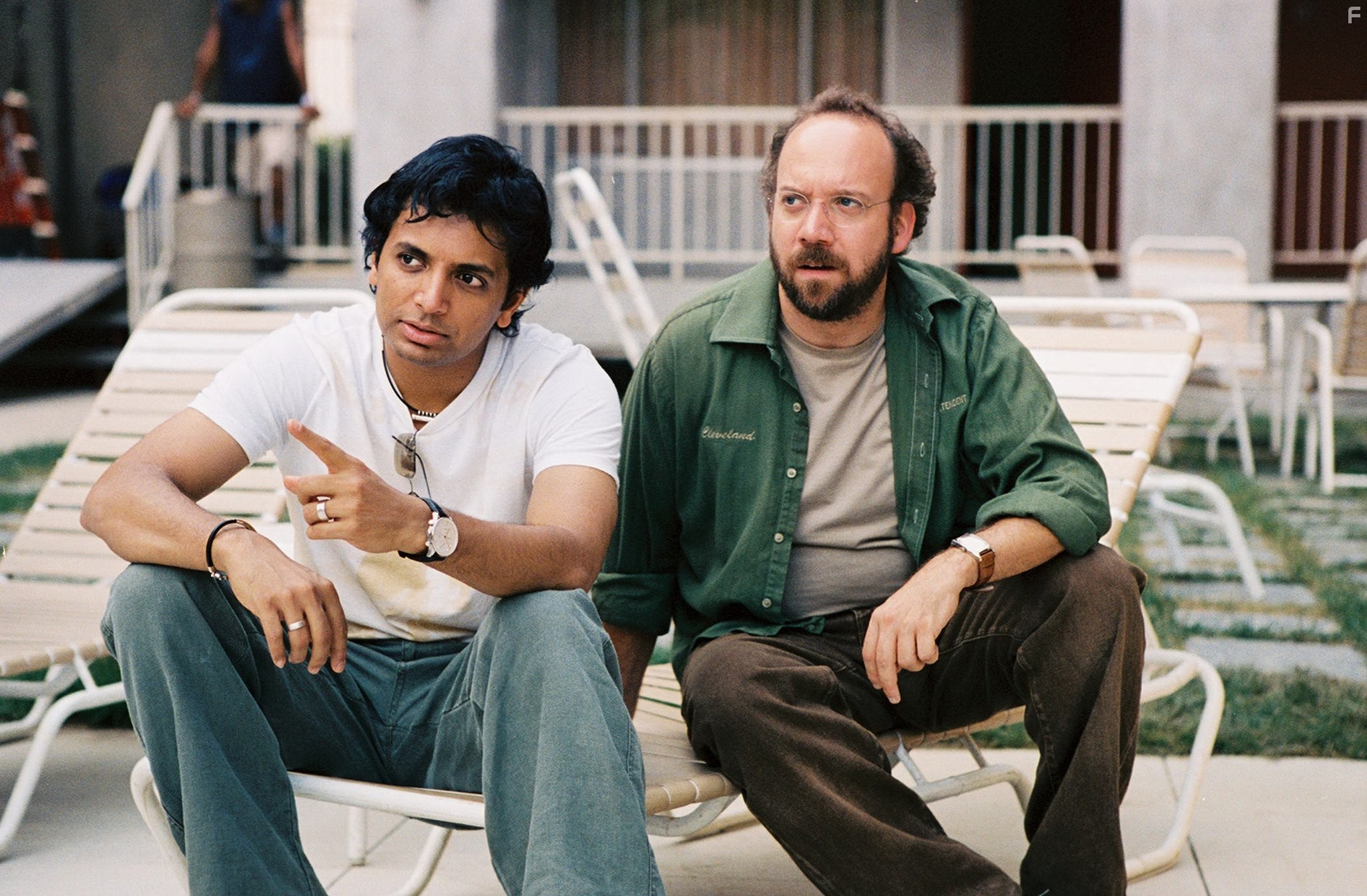 Paul Giamatti and M. Night Shyamalan in Девушка из воды (2006)