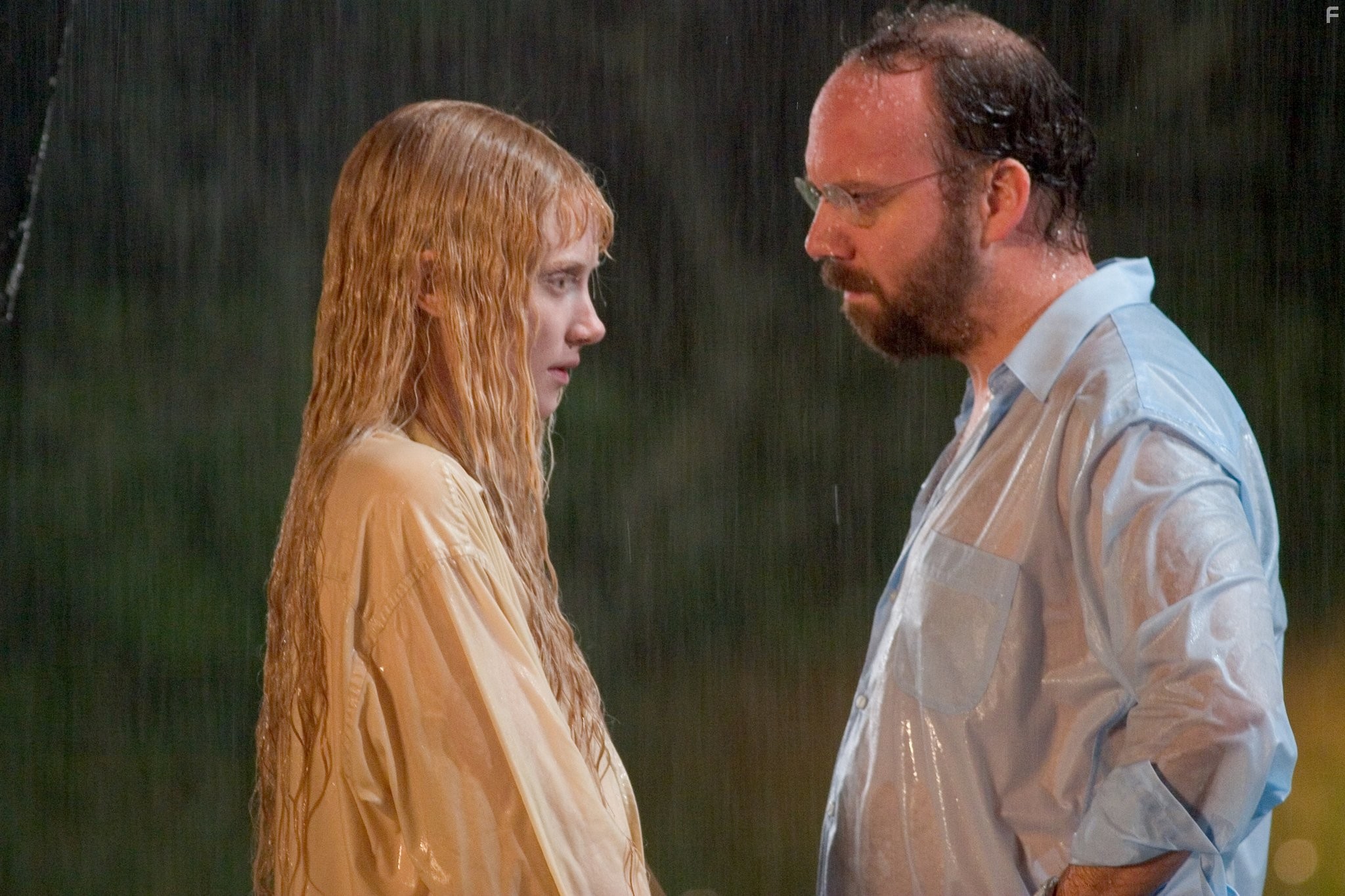 Paul Giamatti and Bryce Dallas Howard in Девушка из воды (2006)