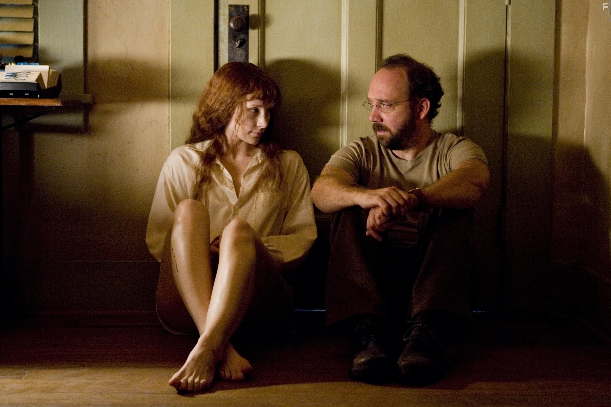 Paul Giamatti and Bryce Dallas Howard in Девушка из воды (2006)