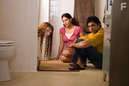 Bryce Dallas Howard and M. Night Shyamalan in Девушка из воды (2006)