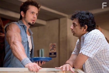 Freddy Rodr?guez and M. Night Shyamalan in Девушка из воды (2006)