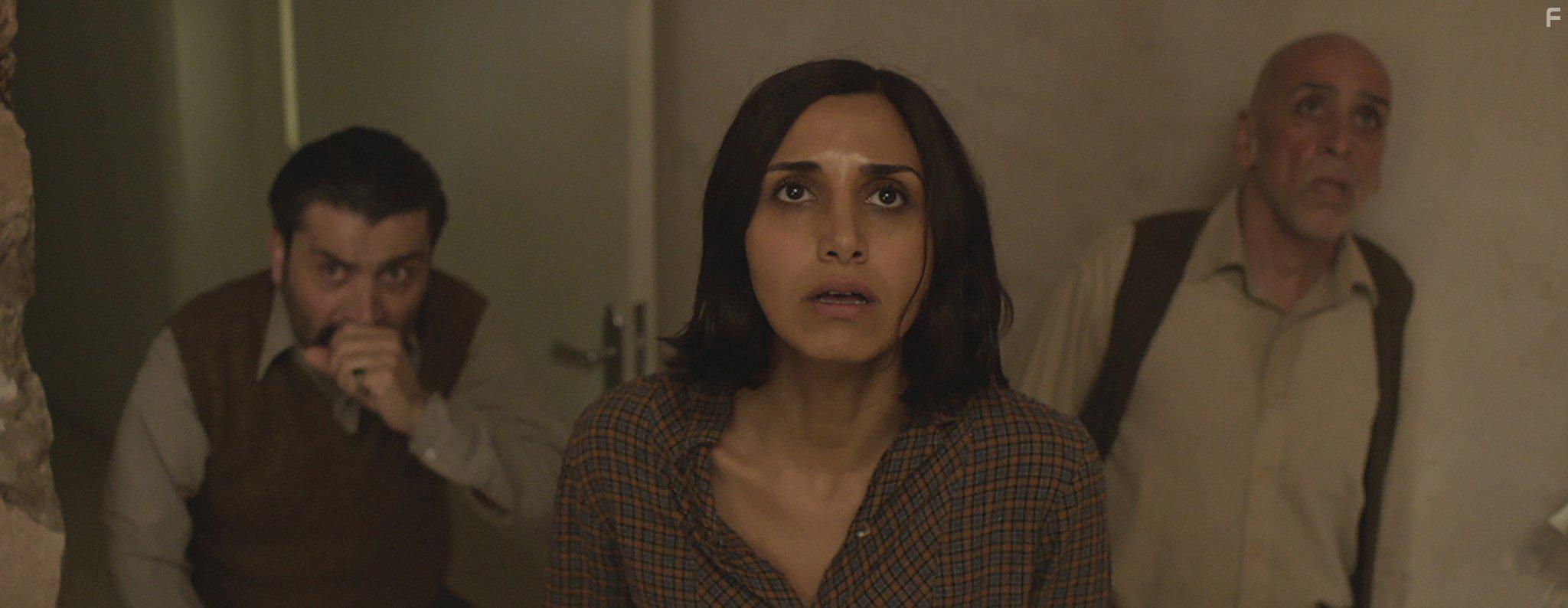 Ray Haratian and Narges Rashidi in Under the Shadow (2016)