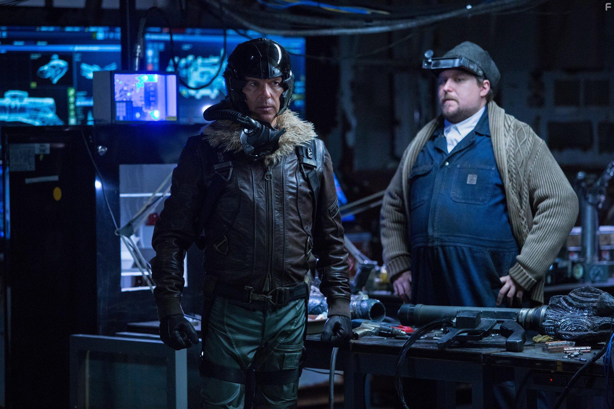 Michael Keaton and Michael Chernus in Spider-Man: Homecoming (2017)