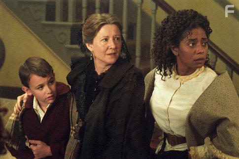 Donzaleigh Abernathy and Mia Dillon in Gods and Generals (2003)