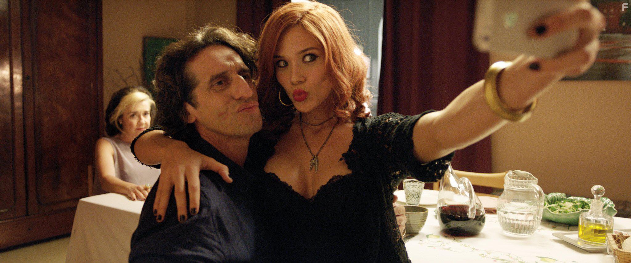 Diego Peretti, Mara Pujalte, and Patricia Montero in La noche que mi madre mat a mi padre (2016)