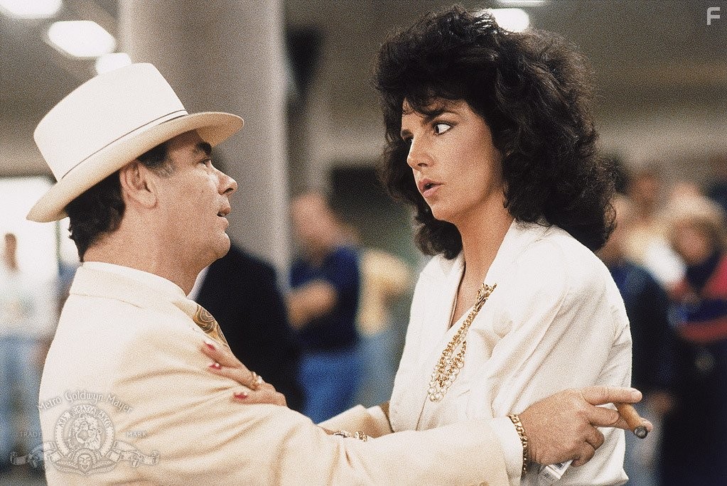 Mercedes Ruehl and Dean Stockwell in Замужем за мафией (1988)