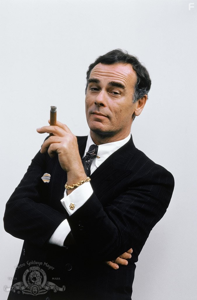 Dean Stockwell in Замужем за мафией (1988)