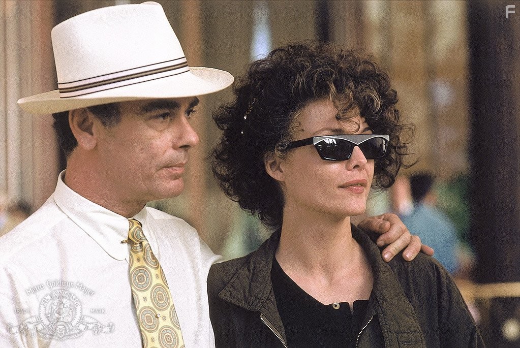 Michelle Pfeiffer and Dean Stockwell in Замужем за мафией (1988)