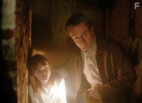 Robert De Niro and Dakota Fanning in Hide and Seek (2005)