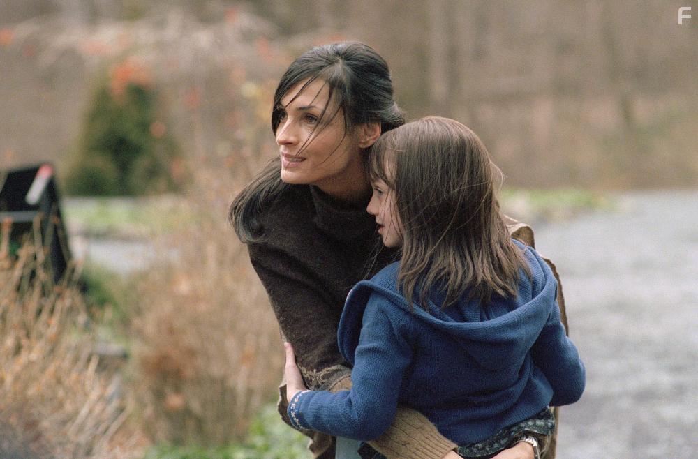Famke Janssen and Dakota Fanning in Hide and Seek (2005)