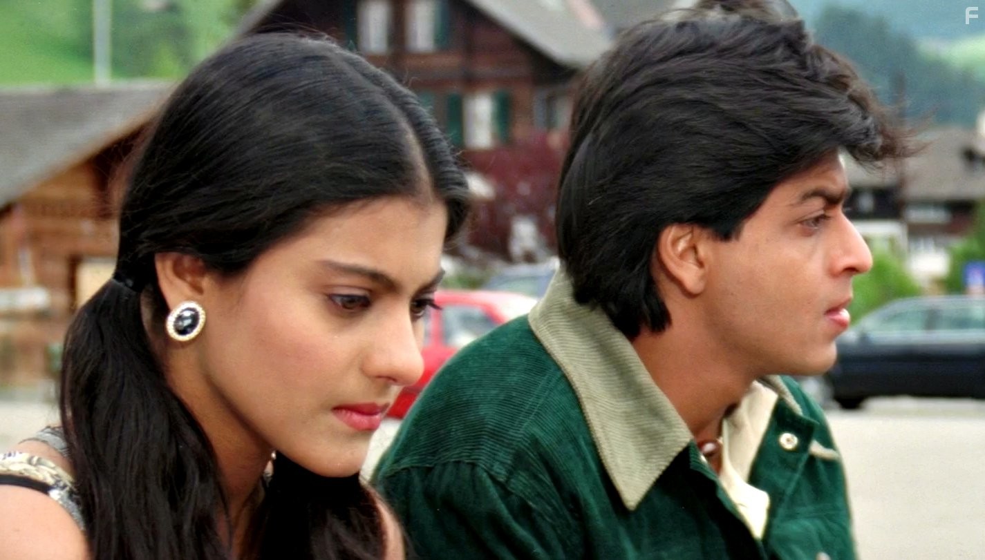 Kajol and Shah Rukh Khan in Непохищенная невеста (1995)