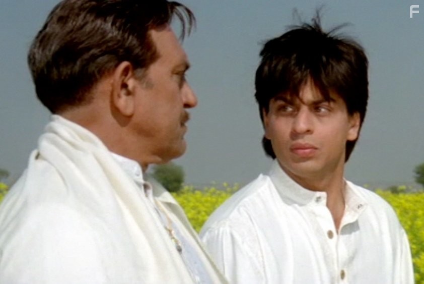 Shah Rukh Khan and Amrish Puri in Непохищенная невеста (1995)