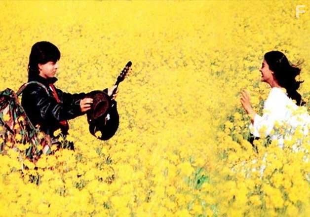Kajol and Shah Rukh Khan in Непохищенная невеста (1995)