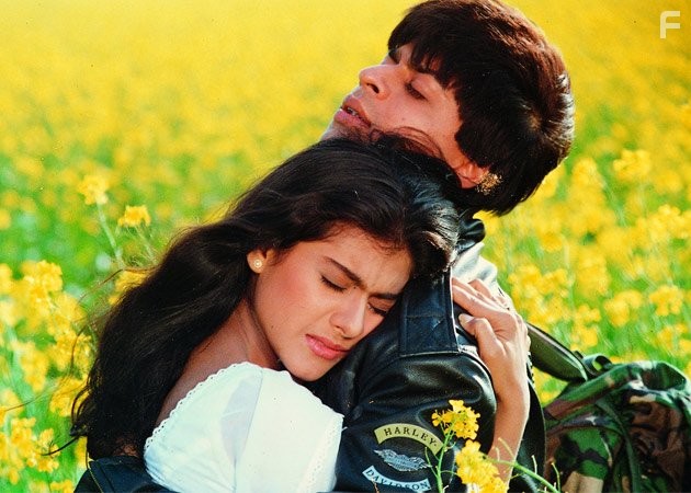 Kajol and Shah Rukh Khan in Непохищенная невеста (1995)